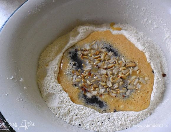 Взбить яйца добавляя разрыхлитель, соду, арахис и мак. Сделать тесто