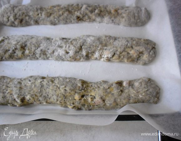 Тесто разделить на 4 части из которых сделать колбаски. Полученные колбаски положить на противень на бумагу для выпекания.