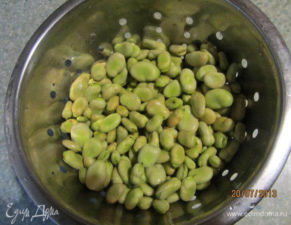 Берем свежие бобы, отвариваем в небольшом количестве воды до готовности.
Пока бобы варятся- приготовим заправку. Потушим на сковородке с оливковым маслом  лук, натёртую морковь и помидоры. Количество - на 500 г бобов - 2 маленькие морковки, 3 луковицы, 5-8 штук помидоров.
