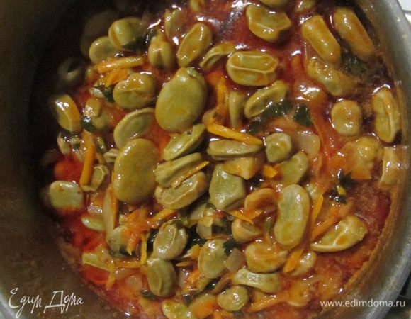 Сольём воду, в которой варились бобы, смешаем с заправкой, тушим 10 минут. Соль, сахар - по вкусу. Порежем листья сельдерея,ещё 2-3- минуты и накроем крышкой.