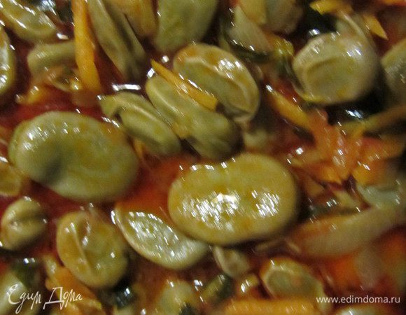 Бобы готовы.Можно подавать к мясу.
Иногда готовят бобы со шпиком, но я хотела лёгкий вариант, с оливковым маслом.