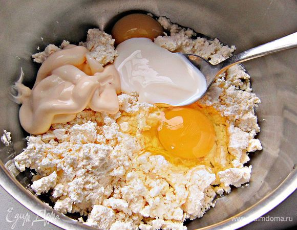 Соединить творог с яйцом, сметаной и майонезом. Добавить соль, сахар, перец и всё тщательно растереть. 