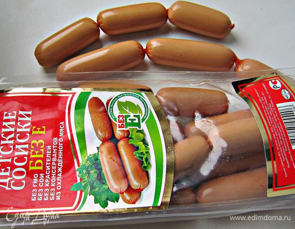 Я использовала для приготовления пирожков детские, максимально "безвредные" небольшие сосиски. Если вы берёте обычные сосиски, то их нужно будет разрезать на 2-3 части. Очень хорошо использовать "мини"-сосиски. В этом случае у вас получатся кругленькие пирожки-колобочки.