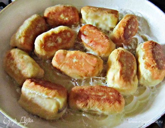 На разогретом растительном масле обжариваем со всех сторон пирожки. Выкладываем на бумажное полотенце для удаления лишнего жира.
