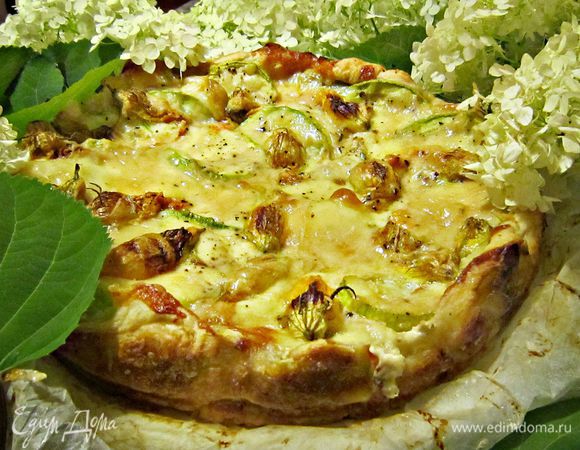 А ещё, очень хочется поделиться радостью - мне удалось "добыть" цветки цукини и приготовить потрясающий летний Пирог с цветками цукини и моцареллой ("НОВЫЙ УРОЖАЙ")  от Ирочки irushka78  -   http://www.edimdoma.ru/retsepty/55798-pirog-s-tsvetkami-tsukini-i-motsarelloy-novyy-urozhay Тонкое лёгкое  тесто, нежный вкус цукини, расплавленная моцарелла...ммм.. Это ЧТО-ТО!!! Словами не передать - нужно пробовать!!! Спасибо тебе большое, Ириша, за чудесный рецепт!!! Очень хочется снова приготовить, ради этого даже готова идти "на дело" по загородным огородам в поисках заветных цветов...Пока сезон, нужно поторопиться!!!))) 