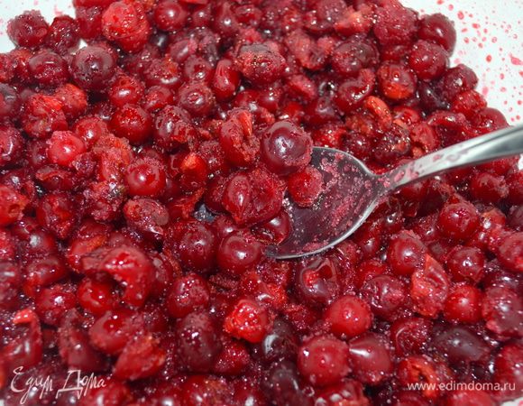 Затем ягоду нужно засыпать сахаром и дать постоять ей 40-60 минут. Вишня должна дать сок!