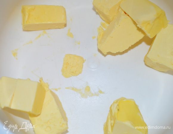 Для теста ледяное масло нужно нарубить на кубики 