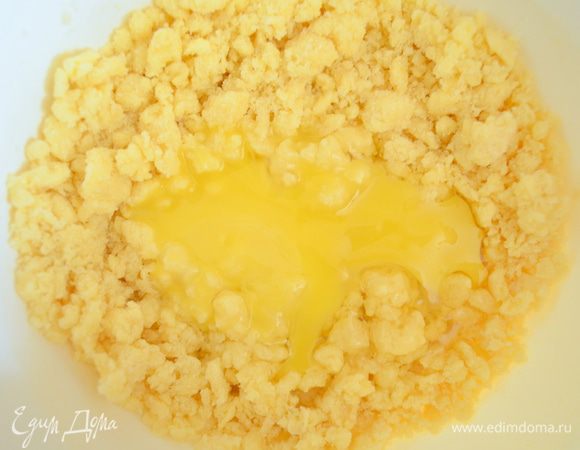 Добавить яйцо и замесить тесто