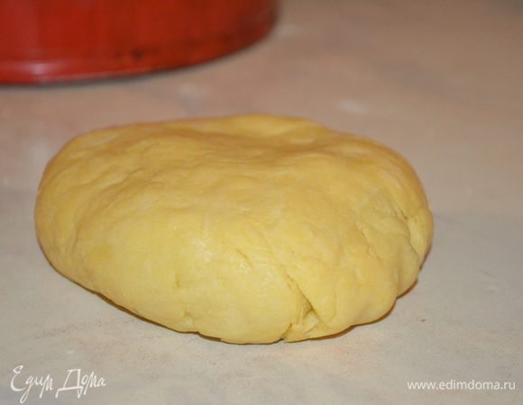 скатать в шар и убрать в холодильник на 30 минут. 