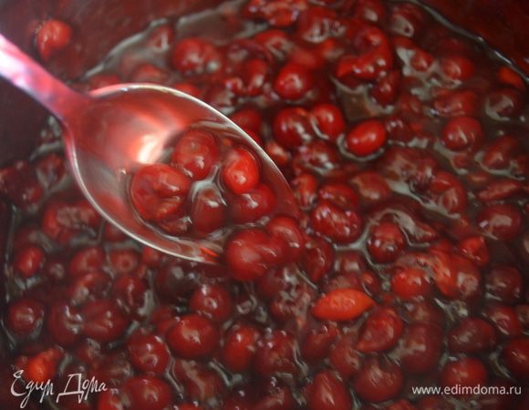 Вишню вместе с выделившемся соком ставим на огонь. Доводим до кипения. Снять с огня. 