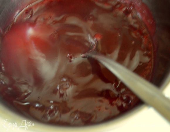 ставим эту массу на огонь ив варим 1-2 минуты на среднем огне. Сок сильно загустеет и станет как очень густой кисель-желе...Обязательно мешаем не переставая, чтобы не было комочков!!!