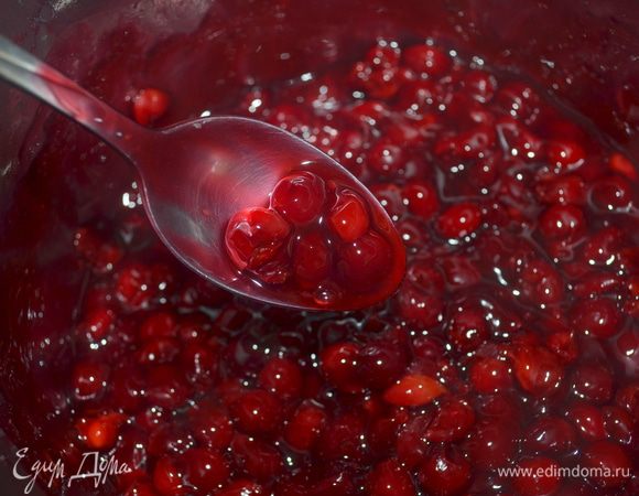 Добавляем в ковшик вишню, перемешиваем и оставляем остужаться. 