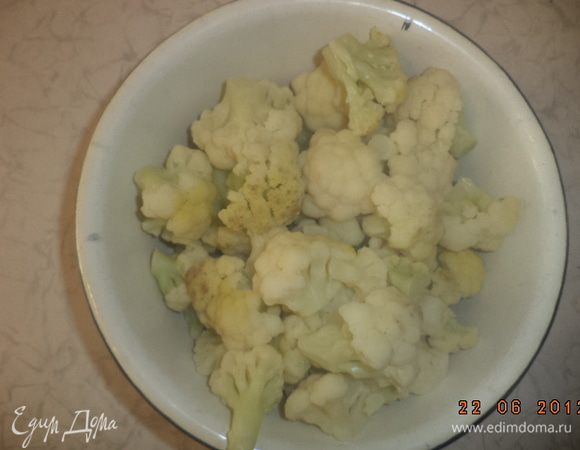 Цветную капусту разобрать на соцветия и отварить в подсоленной воде до готовности. Остудить.