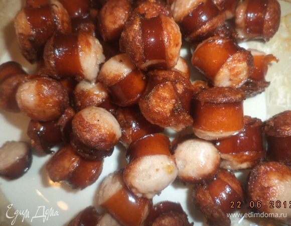 Охотничьи колбаски порезать и обжарить на 2 ст.л. растительного масла. 