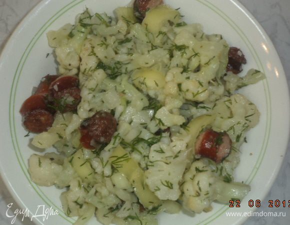 Все продукты соединить и перемешать.
Приготовить заправку: соединить винный уксус и 2 ст.л. растительного масла, посолить, поперчить. Прибавить заправку в салат, всё перемешать.