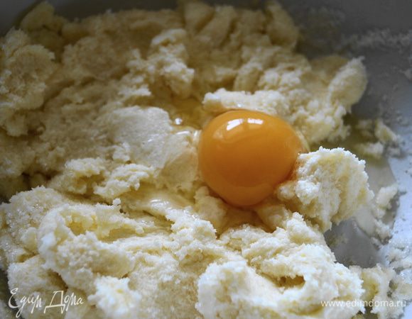 Сливочное масло необходимо растереть с сахаром и добавить постепенно по одному яйцу. Хорошо взбить.