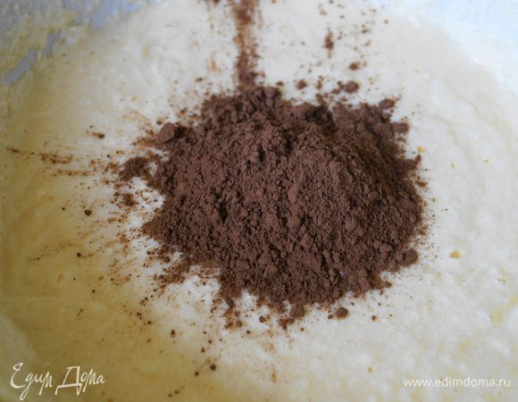 Добавить какао-порошок и перемешать до однородной массы нежно-шоколадного цвета.