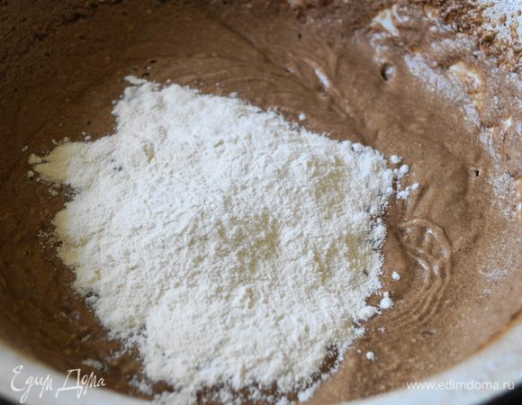 Теперь необходимо добавить муку с разрыхлителем. Аккуратно вымесить, так чтобы получилась нежная гладкая масса