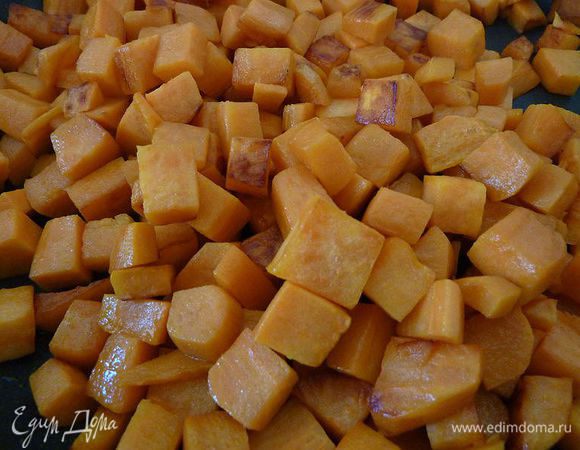 Нагрейте большую сковороду на среднем огне . Добавить оливковое масло и батат, жарить 9-12  минут, помешивая, пока батат не станет золотым (за это время он будут еще немного твердоват, во время выпечки кексов он размягчится ). Переложить в миску и охладите.
