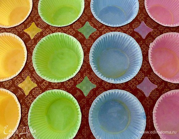 Тем временем, разогрейте духовку на 180 градусов. Смажьте формы оливковым маслом .