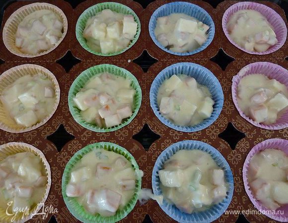 Разложить тесто в  формы до 3/4 высоты . 