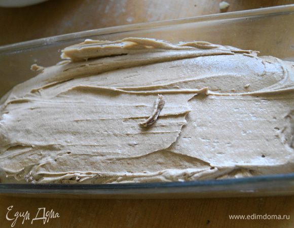 Готовое тесто выложить в форму для выпечки кекса