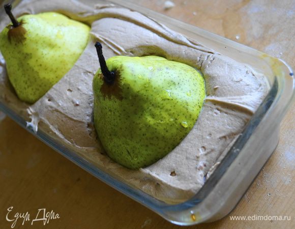 В тесто высадить 2 груши. Поставить запекаться в разогретую до 180 градусов духовку на 45-50 минут.