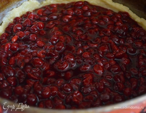 выкладываем начинку - она уже подстыла и стала густой....