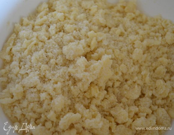 в отдельной миске растираем ингредиенты для крошки. Масло должно быть ледяным. 