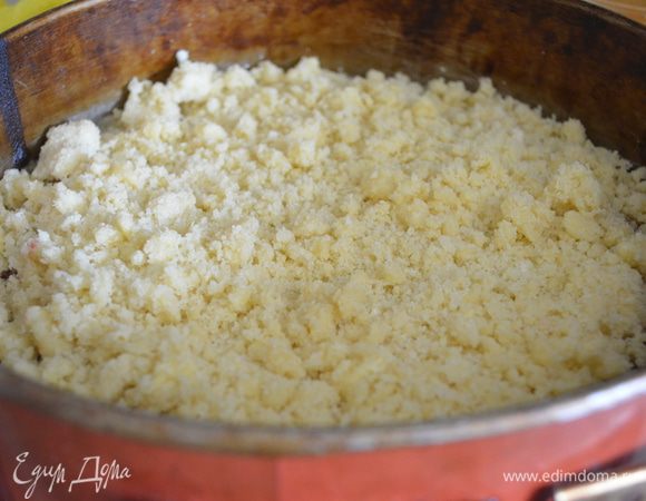 распределяем крошку по начинке...