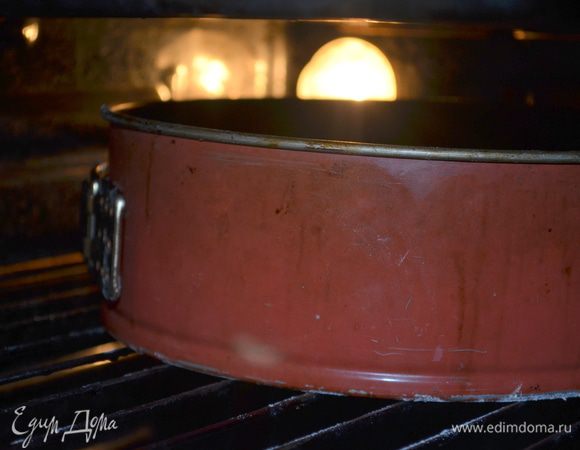 выпекаем еще 40 минут при 200 гр. Готовый пирог остудить примерно 10 минут в форме, затем достать и подавать теплым. Идеален с мороженым, жирной сметаной или взбитыми сливками! 