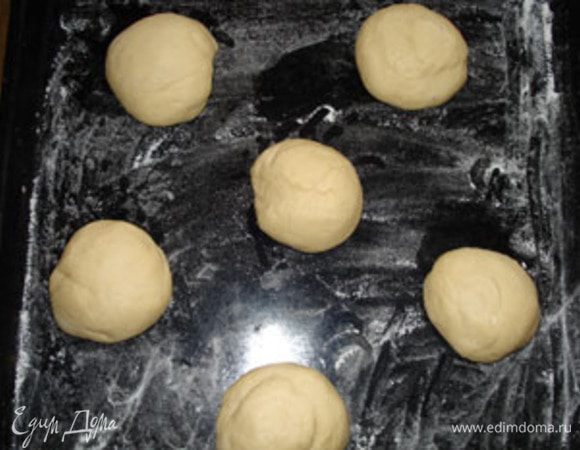 Готовое тесто разделить на равные части. У меня получилось 6 шт., но можно и больше их сделать. Сформировать булочки и обмазав их яйцом, посыпать кунжутом. 