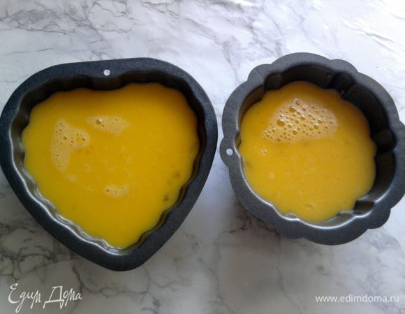 Влить яичную смесь в формочки, формочки поставить в противень и наполнить его водой так, чтоб формы покрылись почти наполовину.
Ставим в духовку на 30 мин. 180-200С.
Через 30 мин. вынуть смазать сливочным маслом и оставить ещё на 5 мин.
