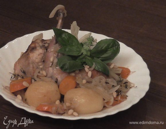 Тушку кролика моем, разделываем на части.....
