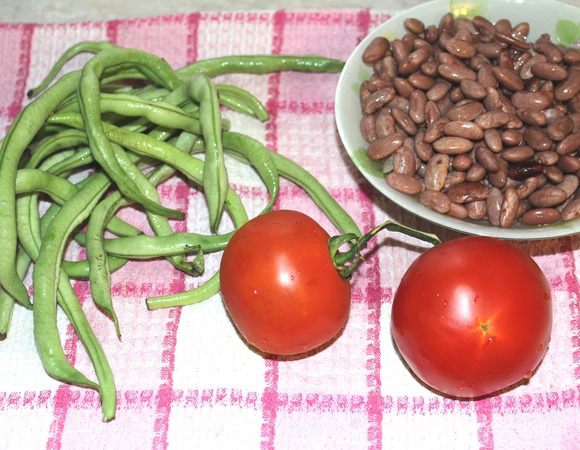Предварительно замоченную красную фасоль отварить до готовности, не солить. Помидоры, стручковую фасоль, джусай помыть и просушить.