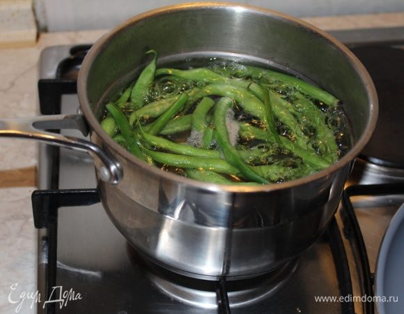 Фасоль отварить 5-7 минут в кипящей воде (не солить), откинуть на дуршлаг и сразу обдать холодной водой, для сохранения яркого зеленого цвета, крупно порезать.
