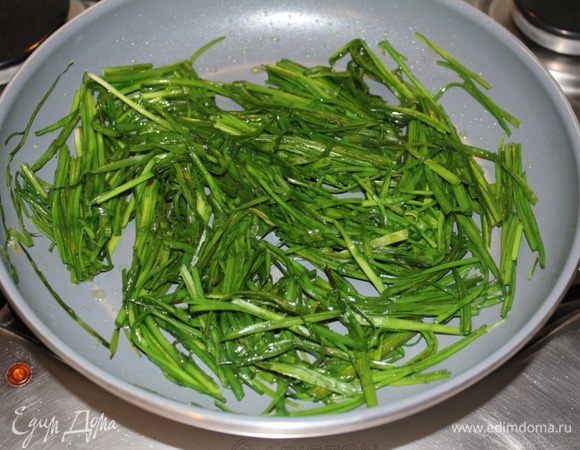 В сковороде прогреть 3 ст. л. оливкового масла. Джусай крупно порезать и добавить к маслу. Дать прогреться под крышкой пару минут, после чего джусай заметно уменьшиться в объеме.