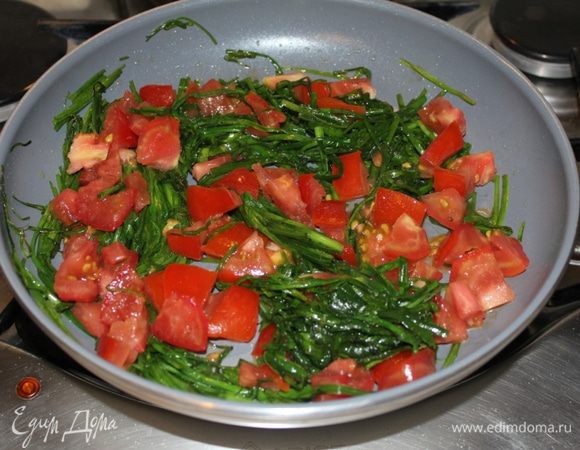 Порезанные помидоры добавить к джусаю, перемешать. Как только помидоры дадут сок, добавить оба вида фасоли, хорошо перемешать.