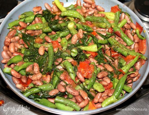 На этом этапе нужно добавить соевый соус 2-3 ст. л. (по вкусу, постепенно), свежемолотый черный перец. Накрыть крышкой и оставить на небольшом огне на пару минут. Огонь выключить, оставить под крышкой на минут 15, после чего можно подавать. Мне больше нравится салат в холодном виде, для этого ему нужно дать остыть под крышкой, вкус получится более насыщенный.
Приятного аппетита и на здоровье!
