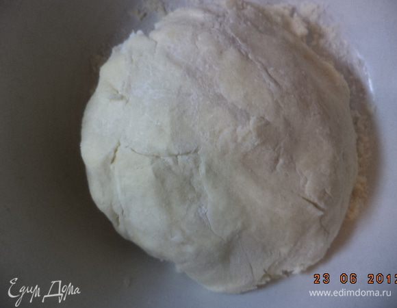 В миску высыпать муку. В муку натереть охлаждённое сливочное масло, добавить 100 г сахара и тщательно изрубить ножом в крошку.
Добавить 2 яйца и замесить тесто, при необходимости подливая ледяную воду. Положить тесто в холодильник на 30 минут.