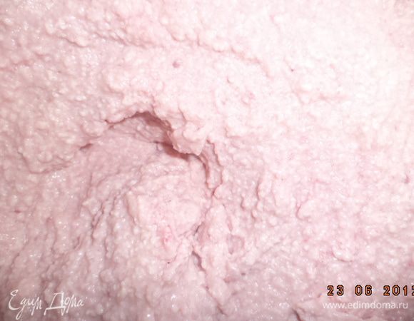 Творог протереть через сито. Добавить 200 г сахара, ванильный сахар, сметану. Тщательно перемешать. Протереть через сито 200 г малины и прибавить к творожному крему. Ещё раз перемешать.