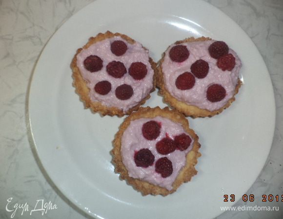 Наполнить кремом тарталетки. Сверху на крем выложить целые ягоды малины.