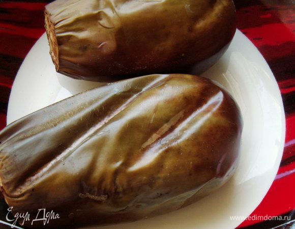 Духовку разогреваем на 180С. Баклажаны запекаем до полной готовности. Выбираем мякоть. 