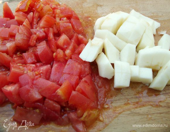Помидоры и яблоки очищаем и нарезаем.