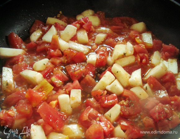 Обжариваем помидоры с яблоками с 2-3 ст. ложками оливкового масла. Жарим на среднем огне около 10 минут до полного размягчения.