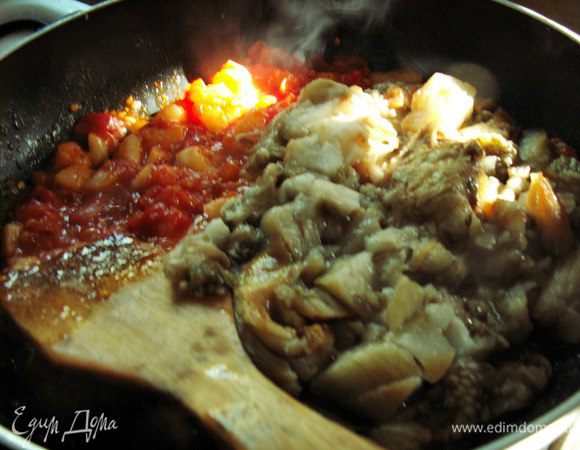 Добавляем баклажаны и жарим ещё минут 5.