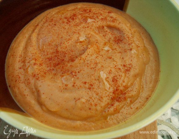 Посыпаем красным перцем. Подаём с домашним хлебом. Мы ели с закусочным кексом. Было очень вкусно. BON APPETIT!