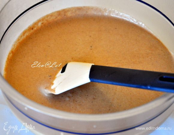 Сначала готовим крема. Их готовим заранее, за сутки до сборки торта.

Сливочно-шоколадного крем: Сливки довести до кипения,добавить молочный и темный шоколад и размешать до однородности. Когда масса остынет, миску накрыть пленкой и убрать в холодильник на 24 часа.
