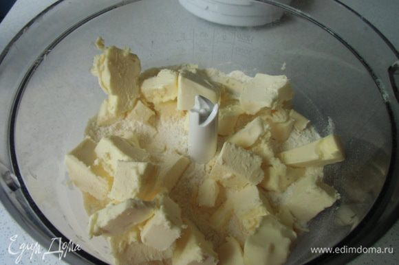 Нарезать холодное сливочное масло кубиками и выложить сверху сухой смеси