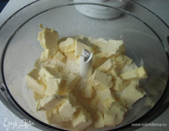 Нарезать холодное сливочное масло кубиками и выложить сверху  сухой смеси